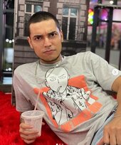 TattoXtreme o Luis Ángel Rodríguez Youtuber Colombiano y miembro del Real Team con camiseta de One Punch Man